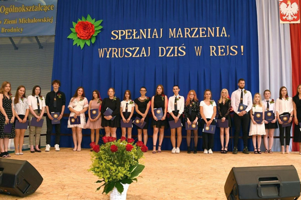 Różyczkowanie w I LO w Brodnicy. Dla maturzystów zadzwonił ostatni, symboliczny dzwonek [ZDJĘCIA]