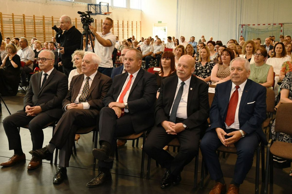 Różyczkowanie w I LO w Brodnicy. Dla maturzystów zadzwonił ostatni, symboliczny dzwonek [ZDJĘCIA]