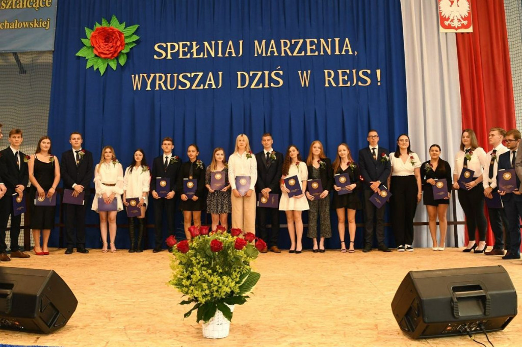 Różyczkowanie w I LO w Brodnicy. Dla maturzystów zadzwonił ostatni, symboliczny dzwonek [ZDJĘCIA]