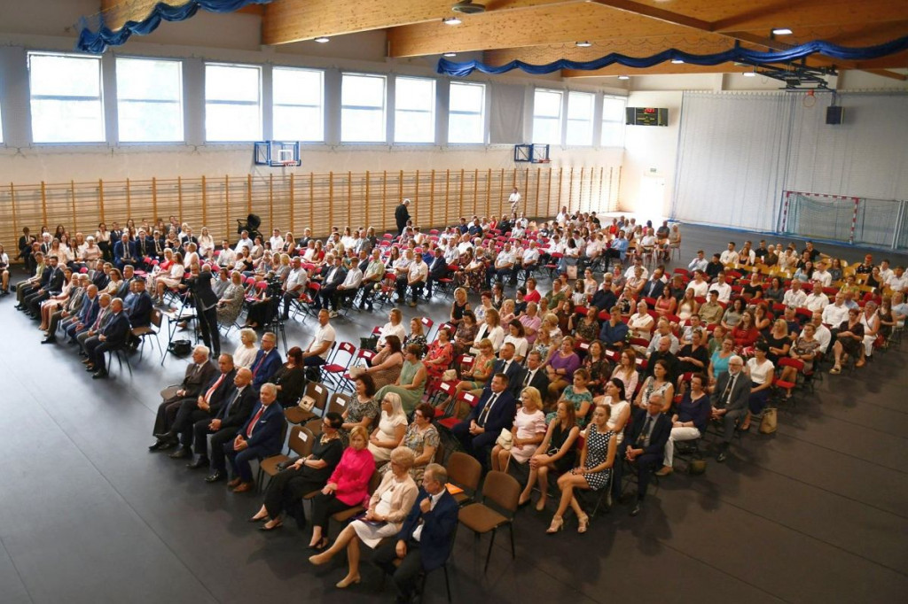 Różyczkowanie w I LO w Brodnicy. Dla maturzystów zadzwonił ostatni, symboliczny dzwonek [ZDJĘCIA]