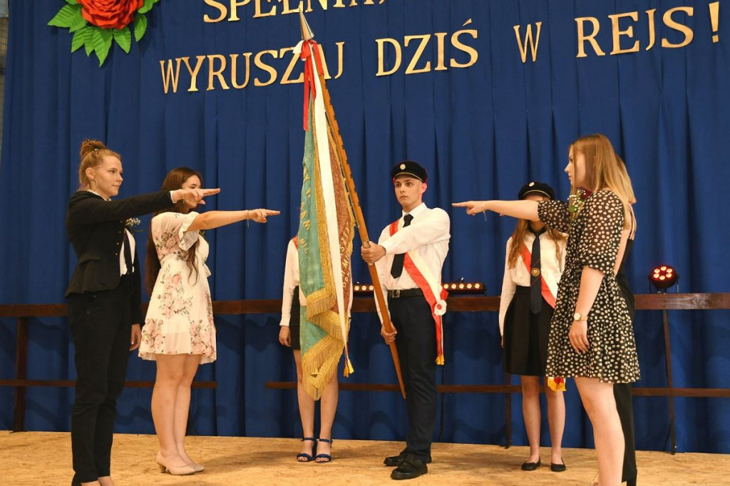 Różyczkowanie w I LO w Brodnicy. Dla maturzystów zadzwonił ostatni, symboliczny dzwonek [ZDJĘCIA]