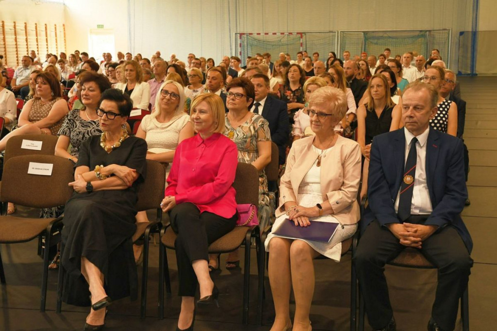 Różyczkowanie w I LO w Brodnicy. Dla maturzystów zadzwonił ostatni, symboliczny dzwonek [ZDJĘCIA]