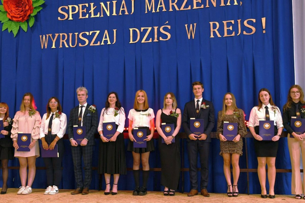 Różyczkowanie w I LO w Brodnicy. Dla maturzystów zadzwonił ostatni, symboliczny dzwonek [ZDJĘCIA]