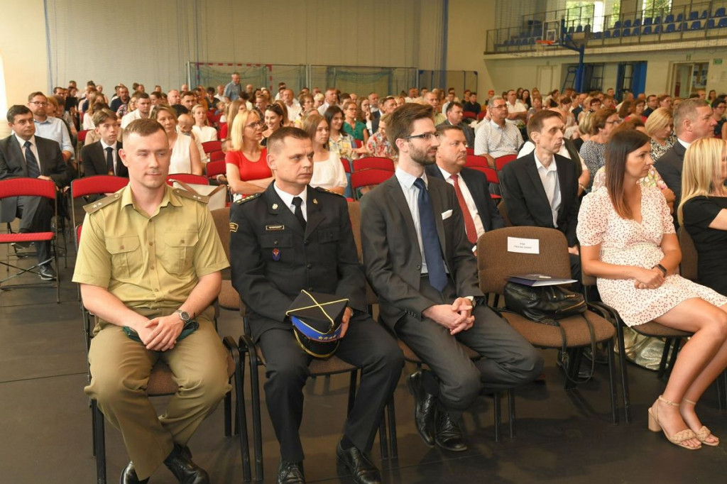 Różyczkowanie w I LO w Brodnicy. Dla maturzystów zadzwonił ostatni, symboliczny dzwonek [ZDJĘCIA]