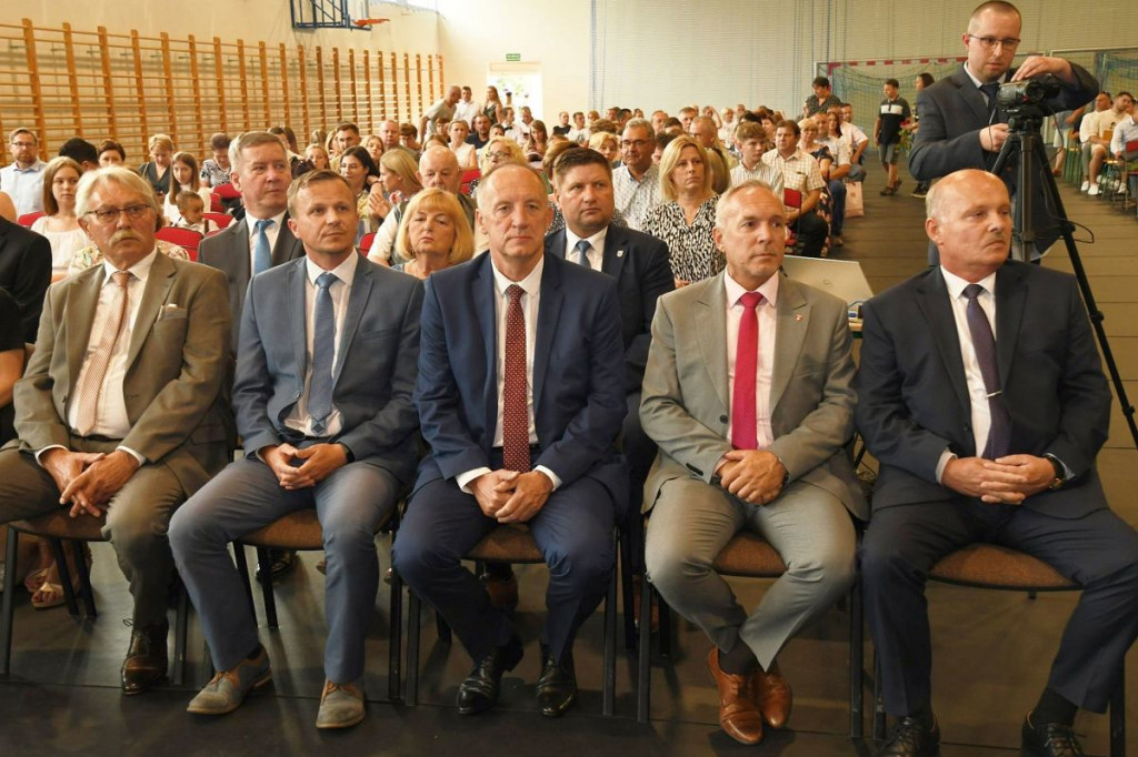 Różyczkowanie w I LO w Brodnicy. Dla maturzystów zadzwonił ostatni, symboliczny dzwonek [ZDJĘCIA]
