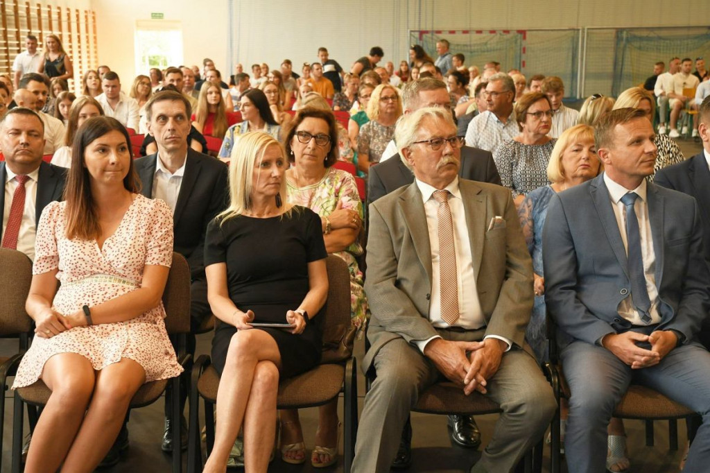 Różyczkowanie w I LO w Brodnicy. Dla maturzystów zadzwonił ostatni, symboliczny dzwonek [ZDJĘCIA]