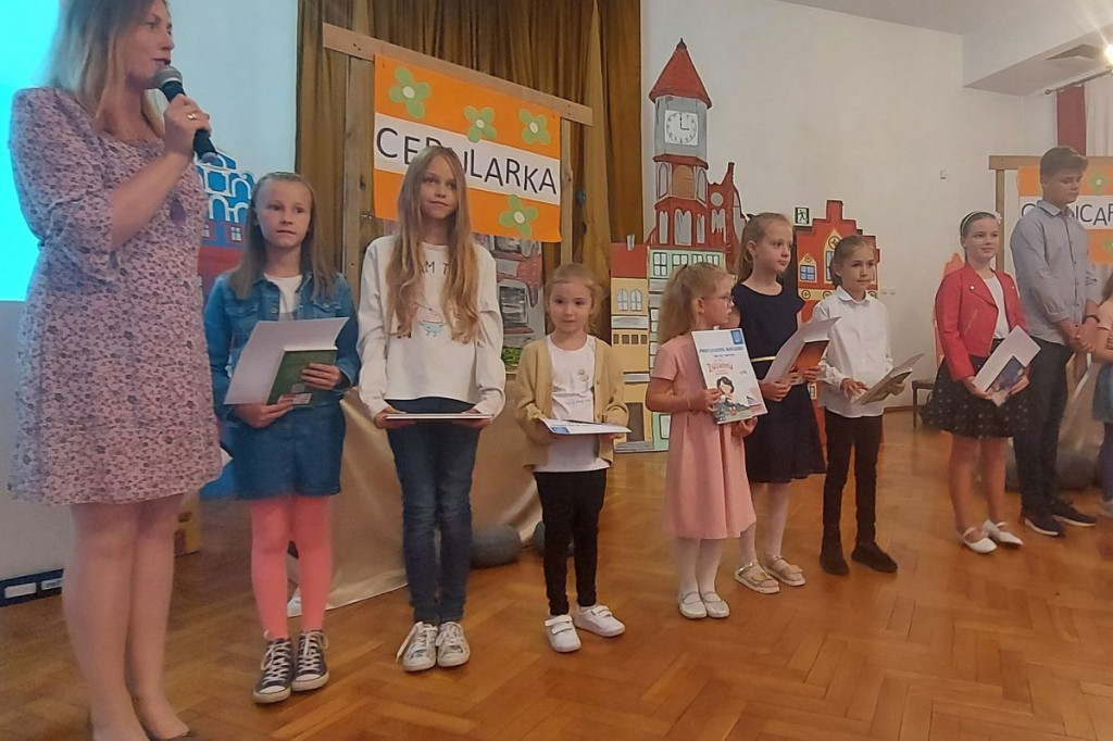 Brodnica. Quiz znajomości literatury i tort dla wszystkich uczestników spotkania