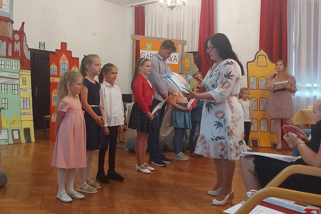 Brodnica. Quiz znajomości literatury i tort dla wszystkich uczestników spotkania