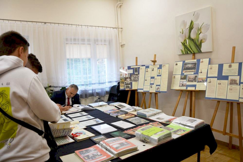 Świętowali w Bobrowie. Politycy, samorządowcy, historia, biesiada i tańce [ZDJĘCIA]