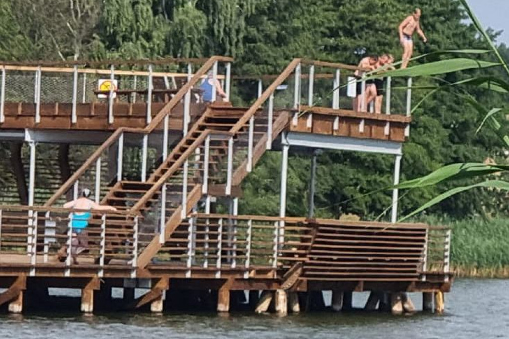 Brodnica. Ten pan skacze z wysokości w warstwę mułu, a nastolatka po skoku trzeba było ratować