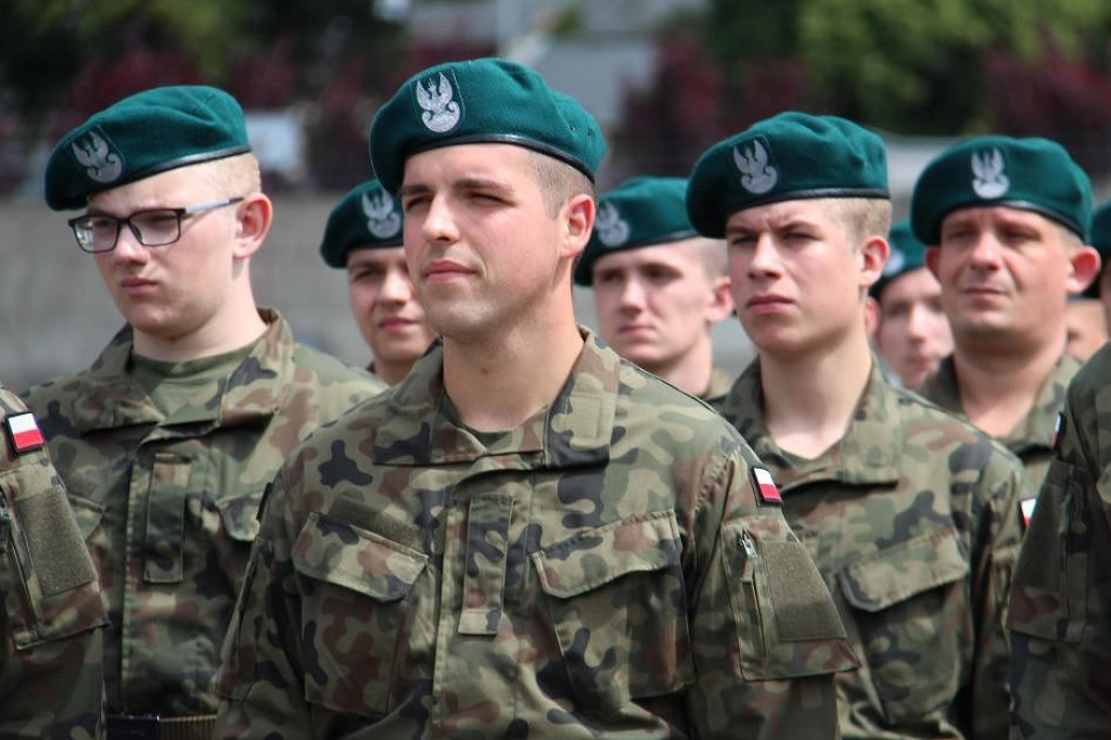 Żołnierze kończą szkolenie podstawowe, niektórzy nie dali rady. Tylko kobiet zabrakło