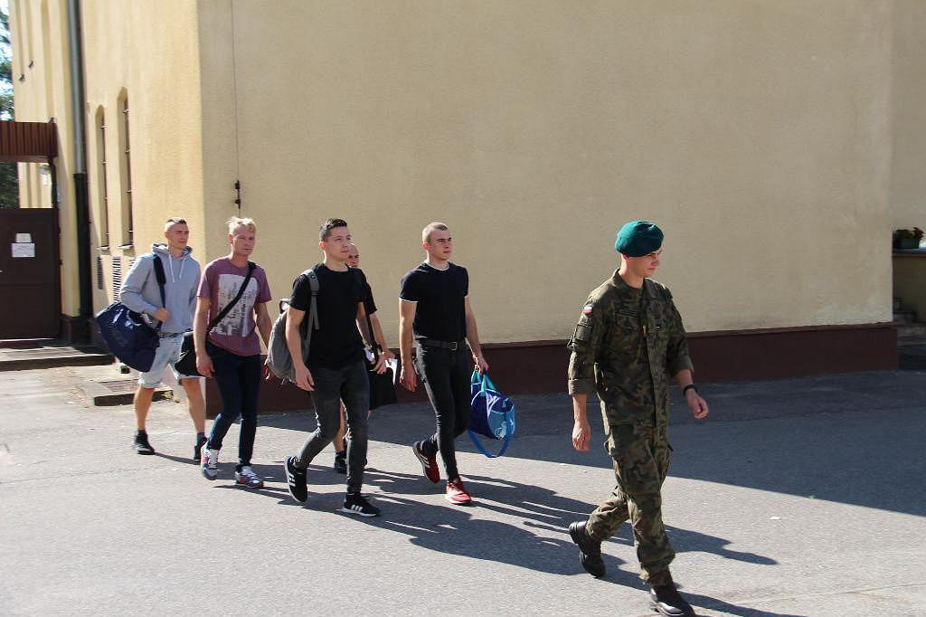 Żołnierze kończą szkolenie podstawowe, niektórzy nie dali rady. Tylko kobiet zabrakło