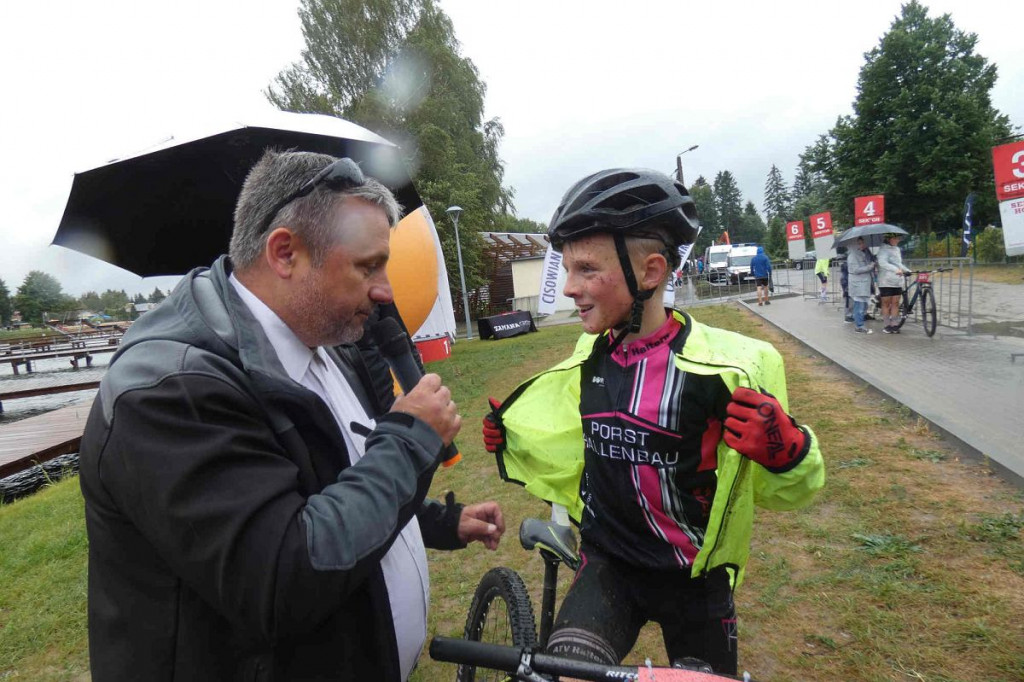Brodnica. Niedzielna impreza w strugach deszczu. Błoto i powalone drzewa nad jeziorem Niskie Brodno [ZDJĘCIA]