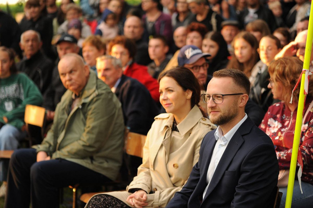 To był niezwykły spektakl plenerowy. Barwna scenografia, kostiumy i efekty pirotechniczne [ZDJĘCIA]