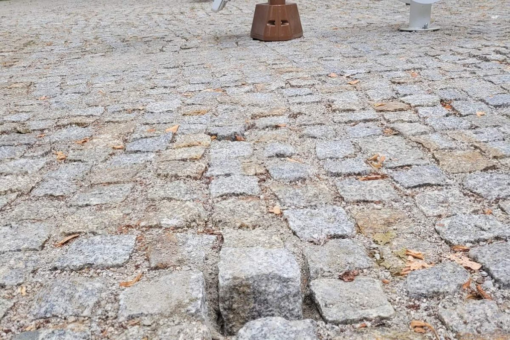 Brodnica. Niedoróbki w przebudowanym parku. Może naprawią. Później