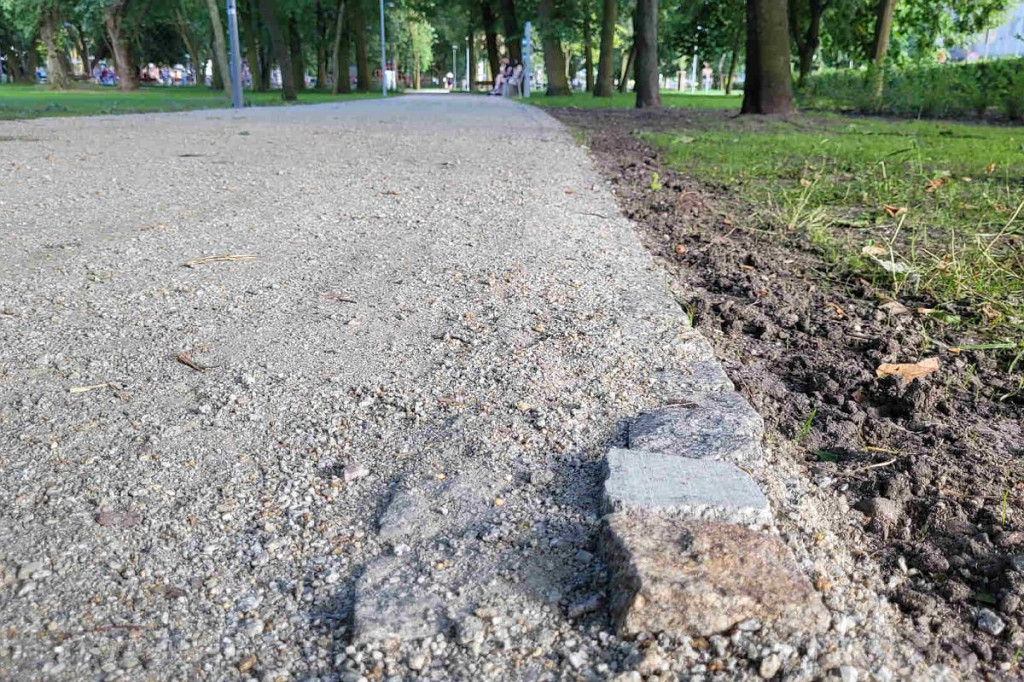 Brodnica. Niedoróbki w przebudowanym parku. Może naprawią. Później
