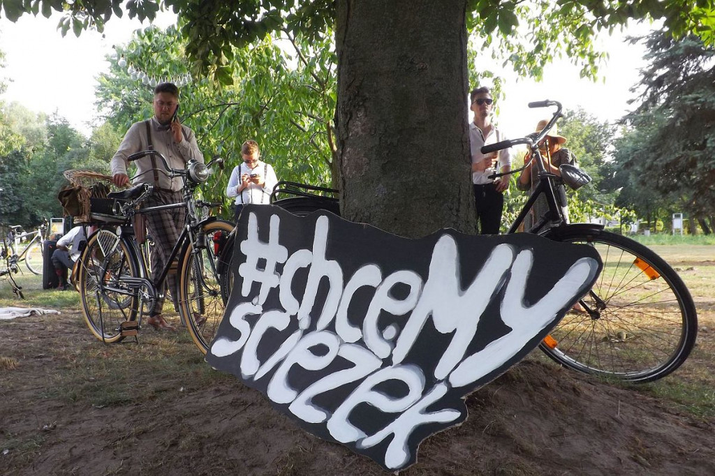 Brodnica. Parada rowerowa na ulicach z hasłem #chceMYścieżek [DUŻO ZDJĘĆ]
