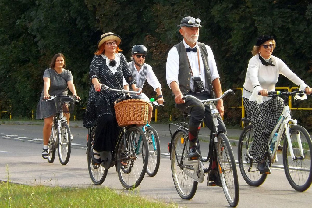 Brodnica. Parada rowerowa na ulicach z hasłem #chceMYścieżek [DUŻO ZDJĘĆ]