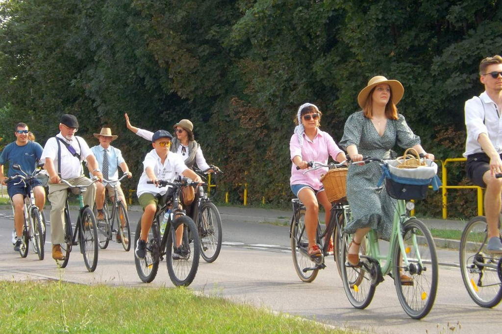 Brodnica. Parada rowerowa na ulicach z hasłem #chceMYścieżek [DUŻO ZDJĘĆ]