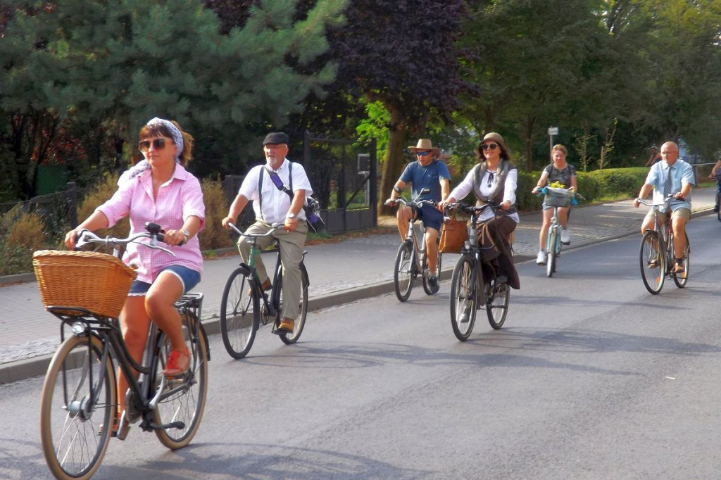 Brodnica. Parada rowerowa na ulicach z hasłem #chceMYścieżek [DUŻO ZDJĘĆ]