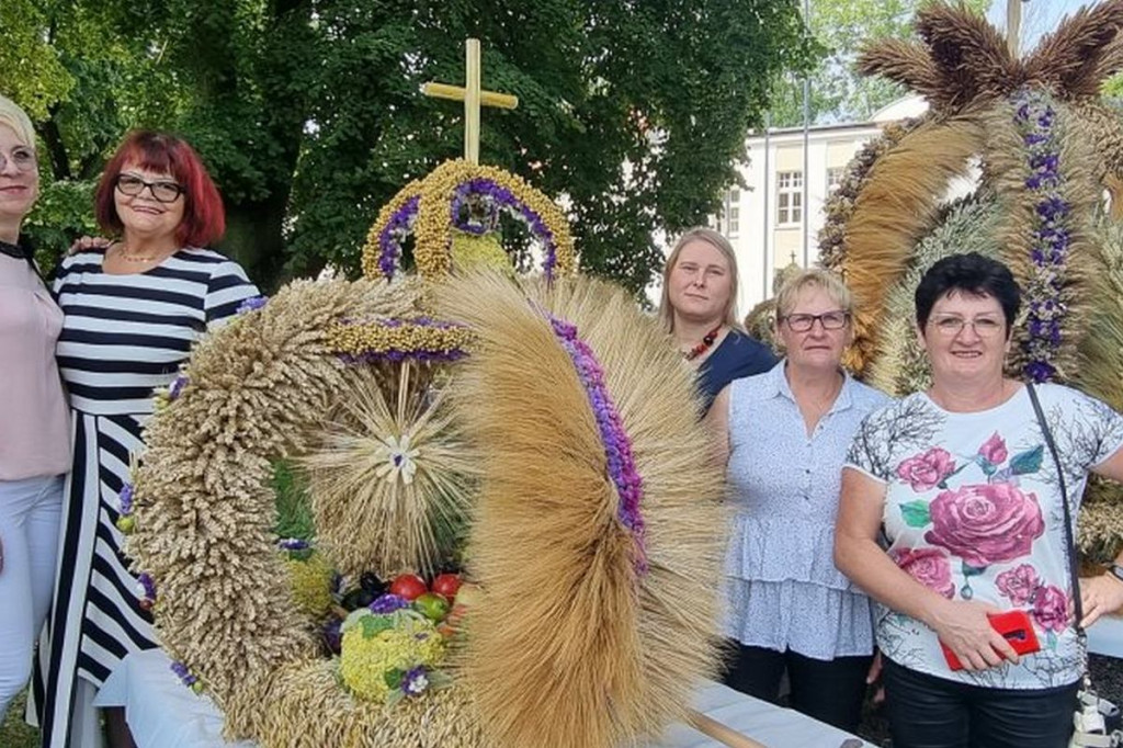 Dożynki 2022. Najpiękniejszy wieniec stworzyły gospodynie z Grzybna [ZDJĘCIA]