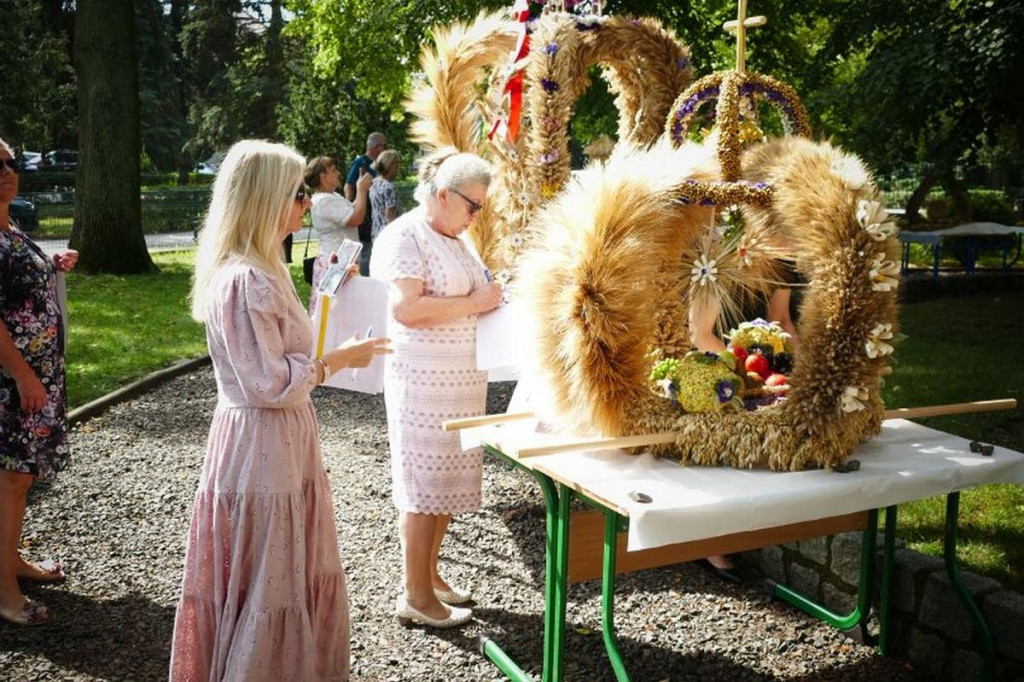 Dożynki 2022. Najpiękniejszy wieniec stworzyły gospodynie z Grzybna [ZDJĘCIA]