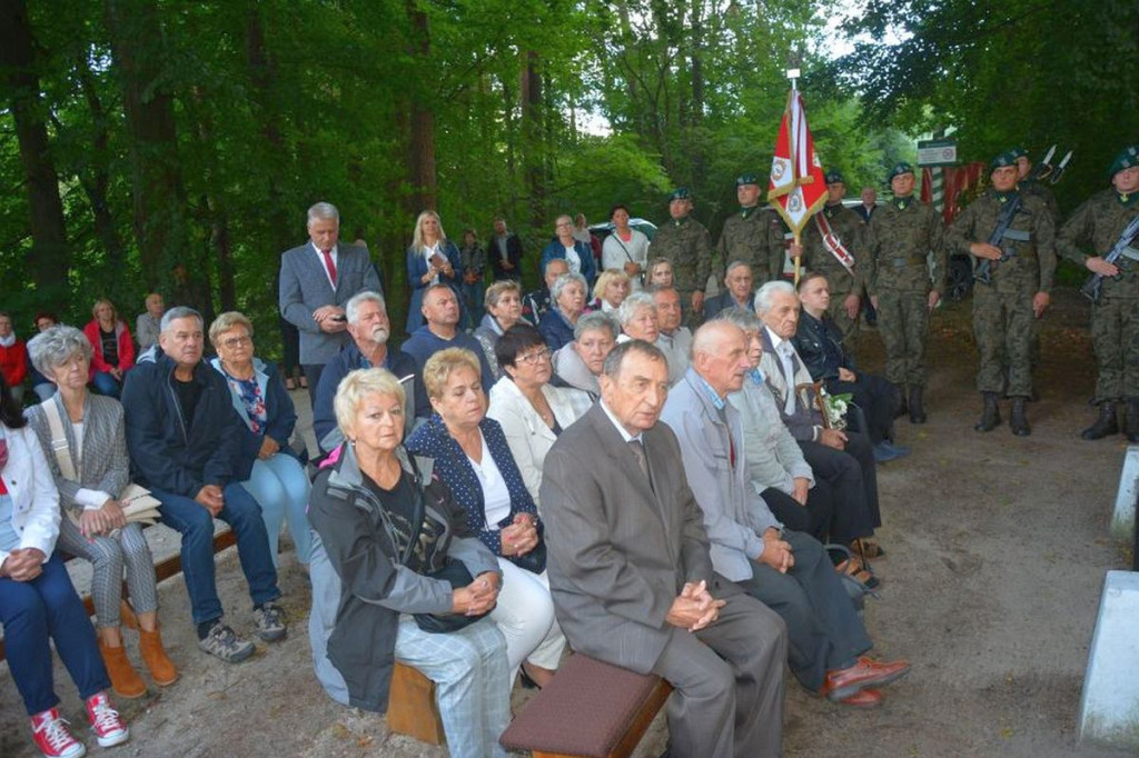 W Brzezinkach nad jeziorem Bachotek po raz 10. uczczono pamięć ofiar [ZDJĘCIA]