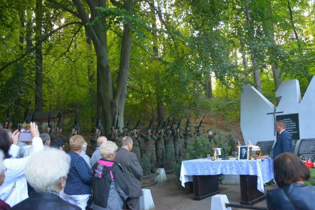 W Brzezinkach nad jeziorem Bachotek po raz 10. uczczono pamięć ofiar [ZDJĘCIA]