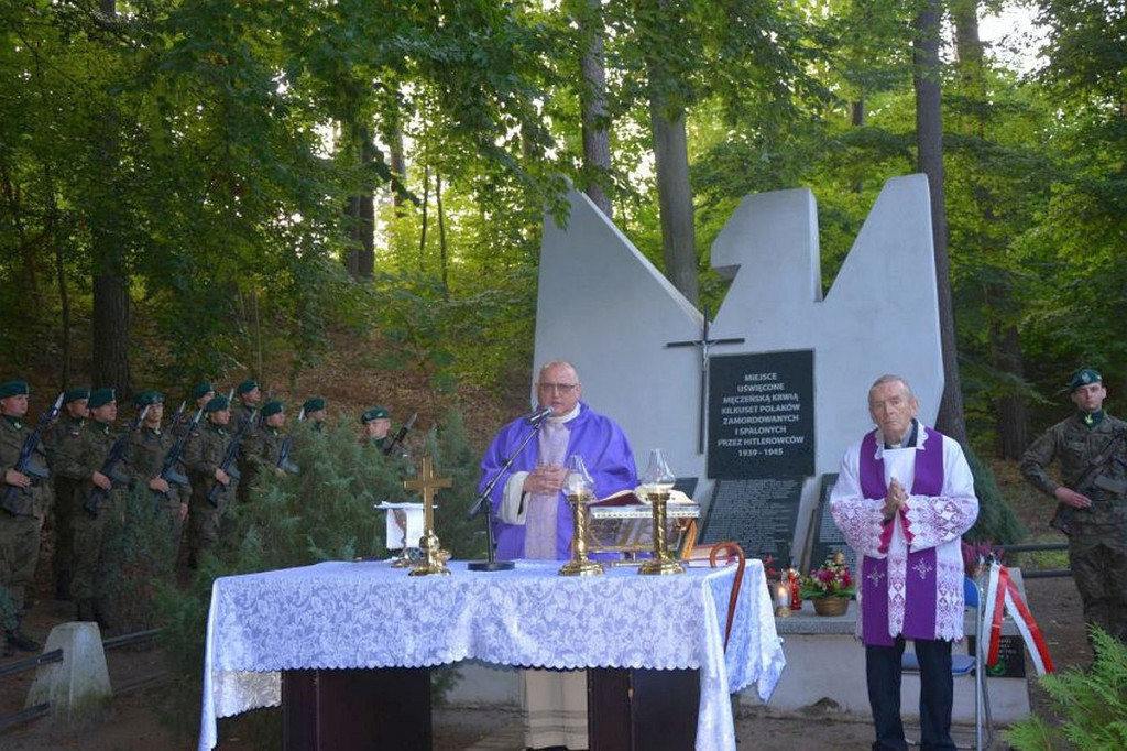 W Brzezinkach nad jeziorem Bachotek po raz 10. uczczono pamięć ofiar [ZDJĘCIA]