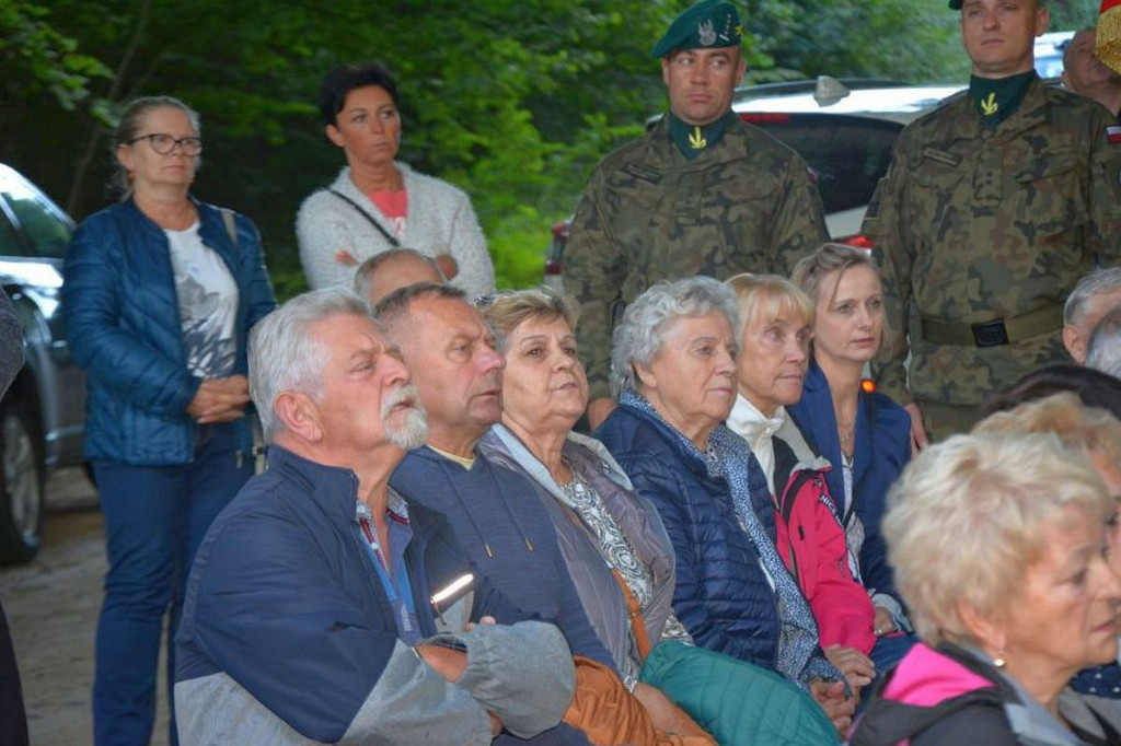 W Brzezinkach nad jeziorem Bachotek po raz 10. uczczono pamięć ofiar [ZDJĘCIA]