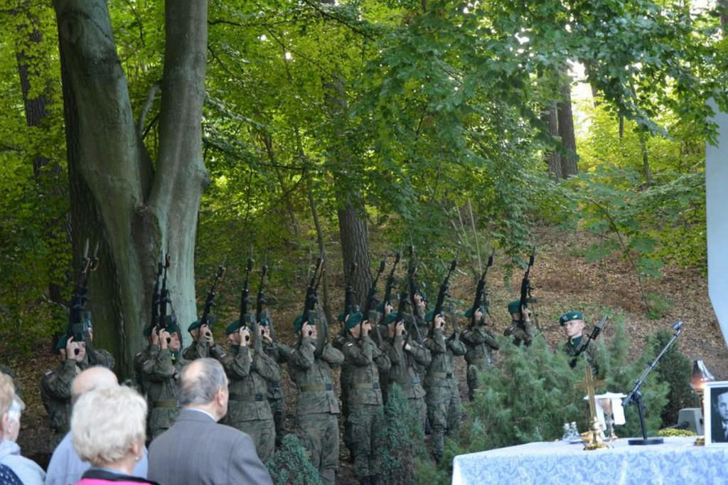 W Brzezinkach nad jeziorem Bachotek po raz 10. uczczono pamięć ofiar [ZDJĘCIA]