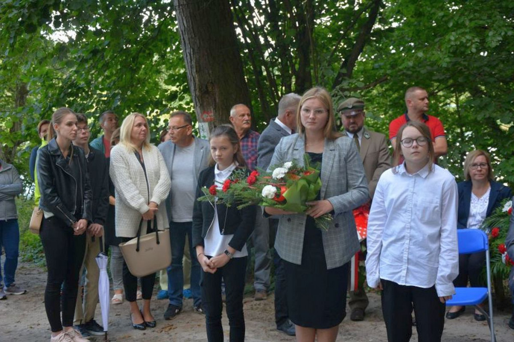 W Brzezinkach nad jeziorem Bachotek po raz 10. uczczono pamięć ofiar [ZDJĘCIA]