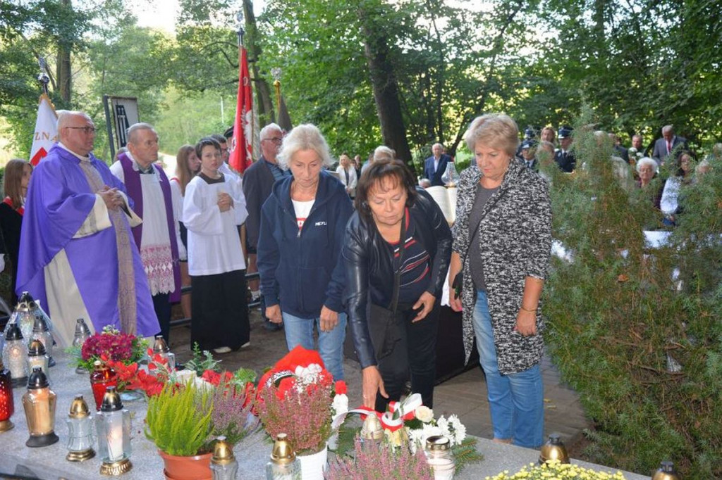 W Brzezinkach nad jeziorem Bachotek po raz 10. uczczono pamięć ofiar [ZDJĘCIA]