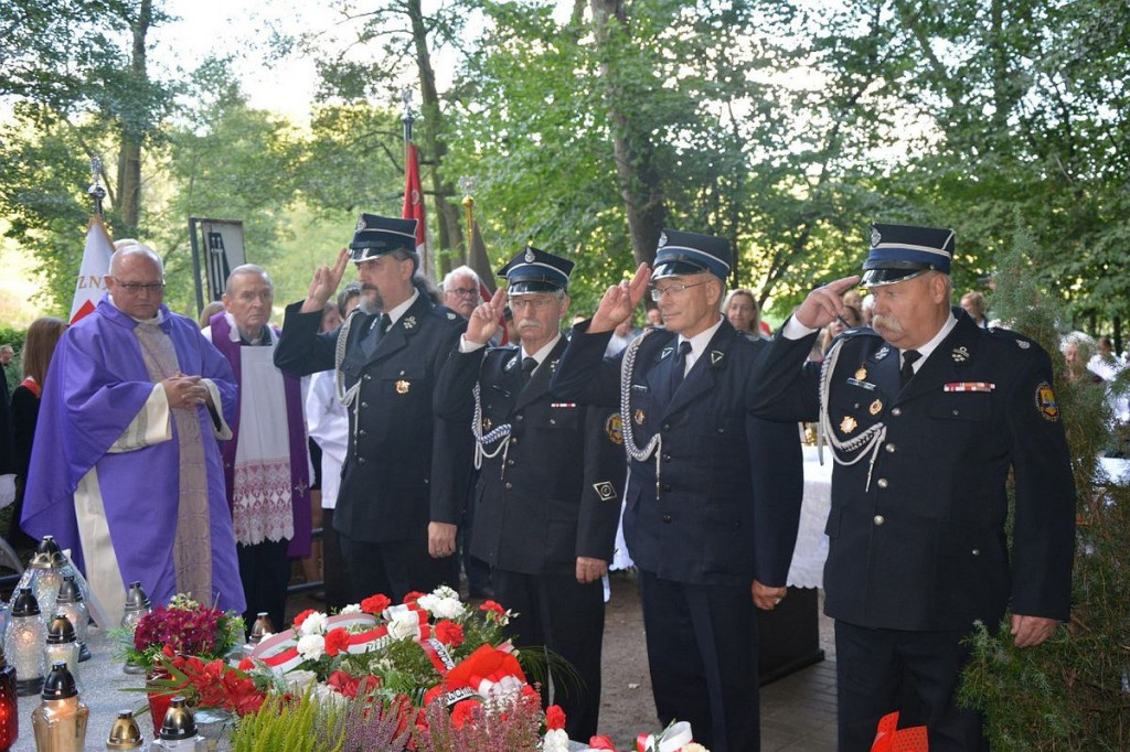 W Brzezinkach nad jeziorem Bachotek po raz 10. uczczono pamięć ofiar [ZDJĘCIA]