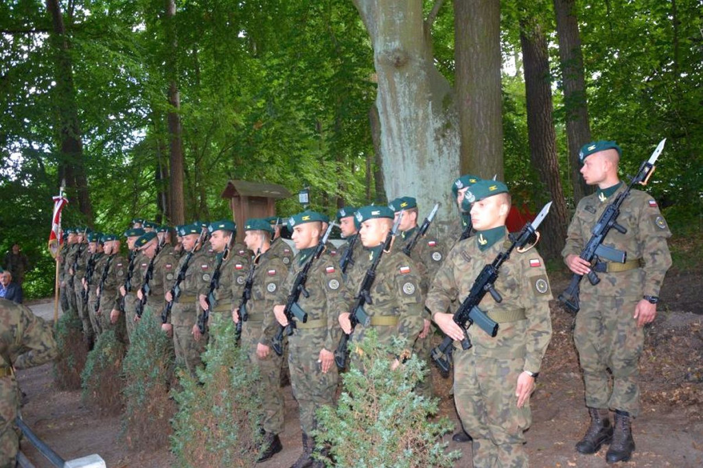 W Brzezinkach nad jeziorem Bachotek po raz 10. uczczono pamięć ofiar [ZDJĘCIA]