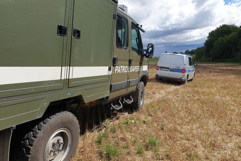 Podczas prac znaleźli w ziemi metalową skrzynię. Zajrzeli do środka i wezwali policję