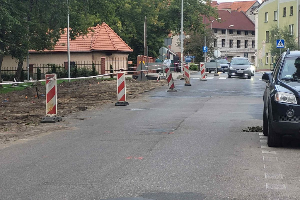 Brodnica. Trwa remont w centrum miasta, a kierowcy nie wiedzą, którędy jeździć [ZDJĘCIA]