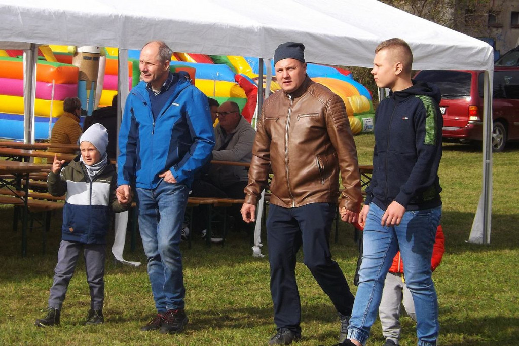 Wielkie wyścigi ciągników na polu w Janówku niedaleko Brodnicy [DUŻO ZDJĘĆ]