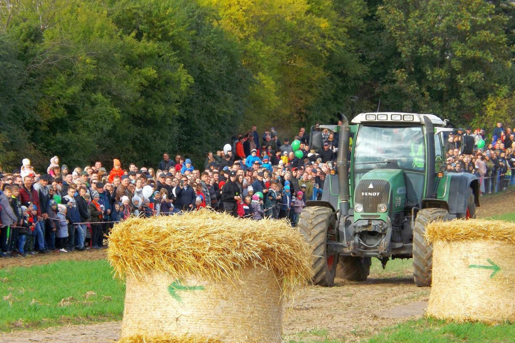 Wielkie wyścigi ciągników na polu w Janówku niedaleko Brodnicy [DUŻO ZDJĘĆ]