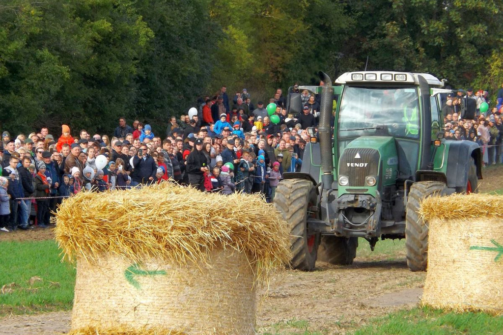 Wielkie wyścigi ciągników na polu w Janówku niedaleko Brodnicy [DUŻO ZDJĘĆ]
