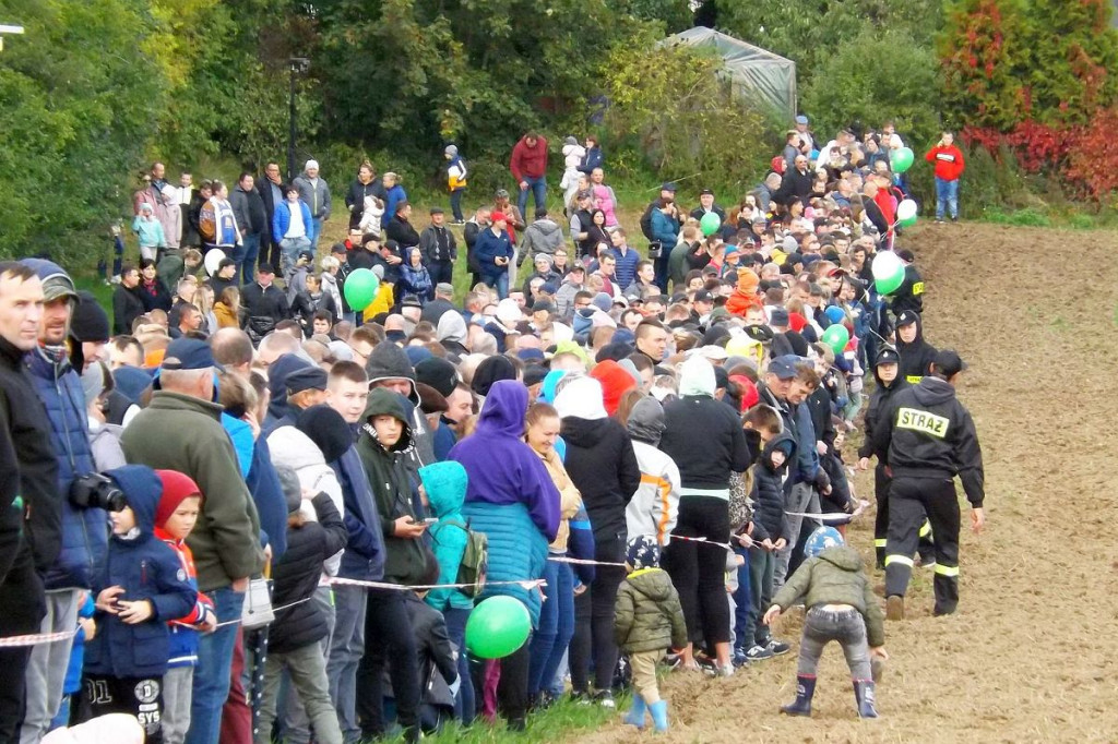 Wielkie wyścigi ciągników na polu w Janówku niedaleko Brodnicy [DUŻO ZDJĘĆ]
