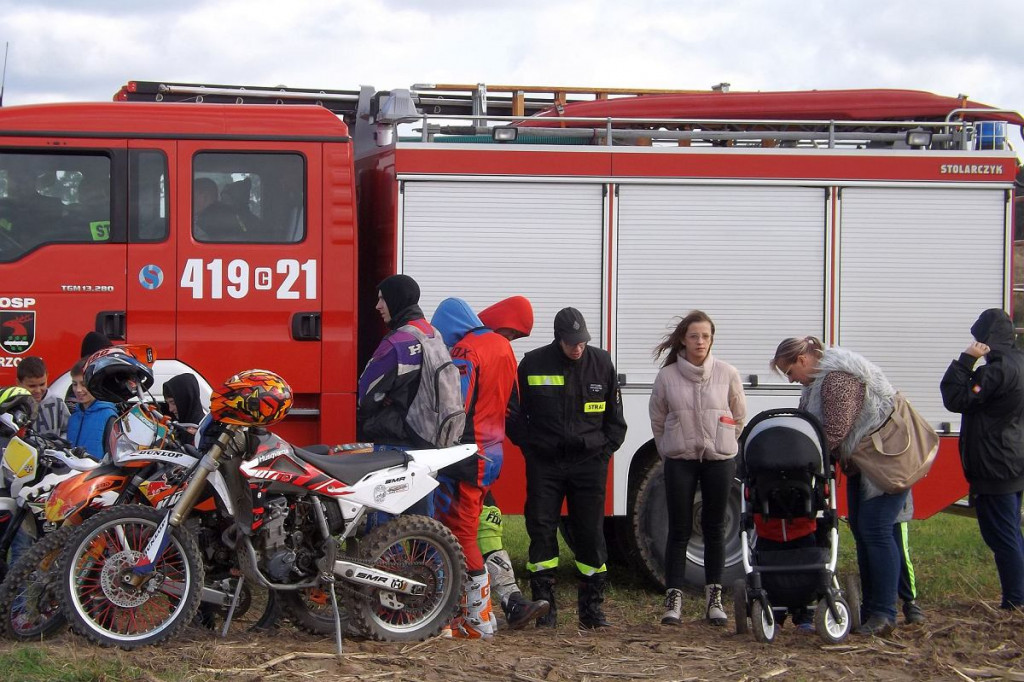 Wielkie wyścigi ciągników na polu w Janówku niedaleko Brodnicy [DUŻO ZDJĘĆ]