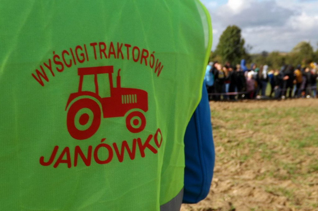 Wielkie wyścigi ciągników na polu w Janówku niedaleko Brodnicy [DUŻO ZDJĘĆ]