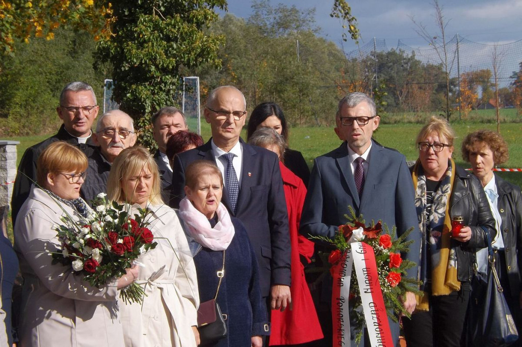 Uroczystość na cmentarzu. Są nazwiska 21 ofiar, troje najmłodszych nie miało jeszcze 9 lat [ZDJĘCIA]