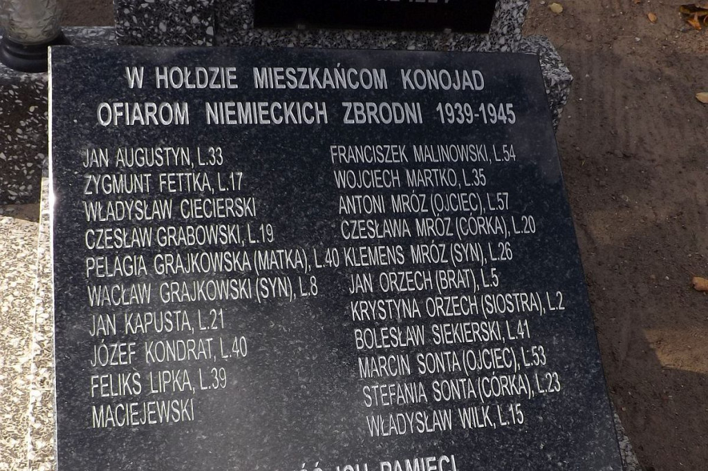 Uroczystość na cmentarzu. Są nazwiska 21 ofiar, troje najmłodszych nie miało jeszcze 9 lat [ZDJĘCIA]