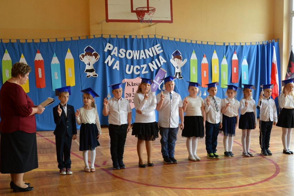 Brodnica i okolice. Uroczyste pasowanie na ucznia klasy pierwszej [ZDJĘCIA]