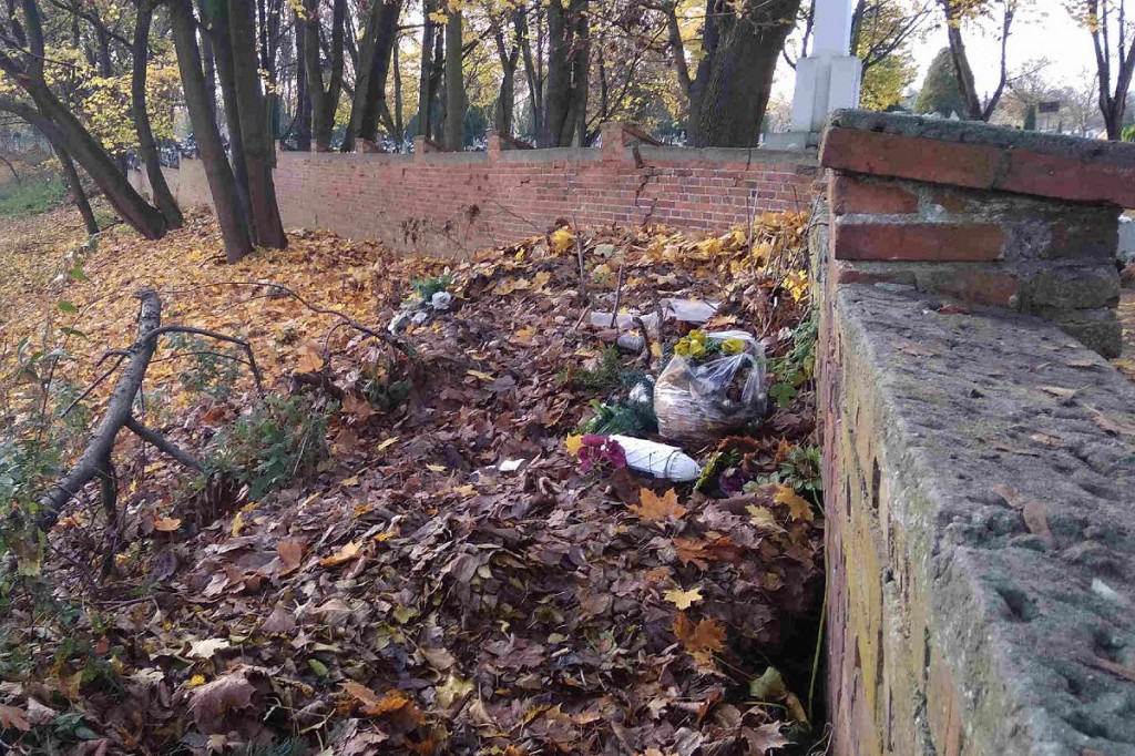 Na cmentarzu kłótnie i wzajemne straszenie się policją. A problemów jest bez liku