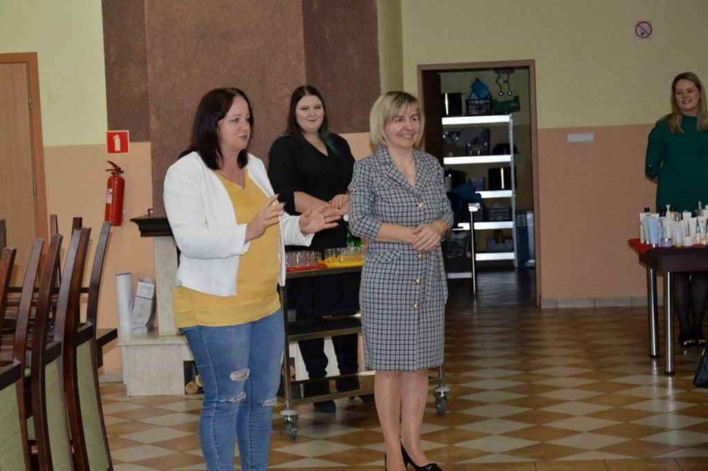 Brodnica i okolice. Panie mówiły o swoich doświadczeniach w pracy społecznej, ale także uczyły się zasad kosmetyki [ZDJĘCIA]