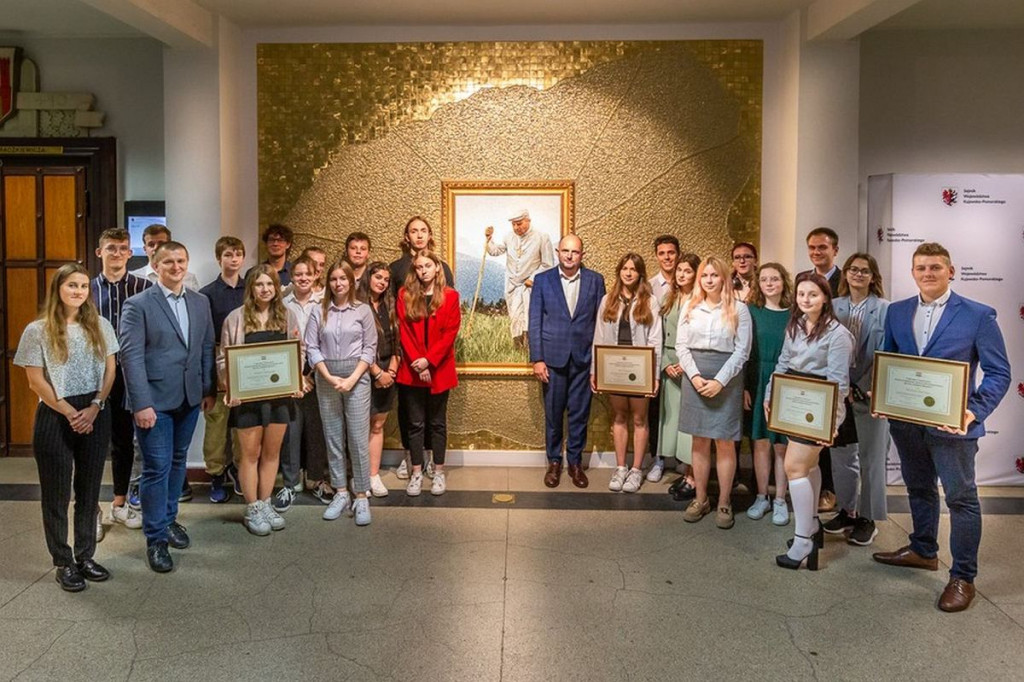 Brodnica. Licealiści wykuwają swoje talenty. Marszałek wręczył im certyfikaty [ZDJĘCIA]