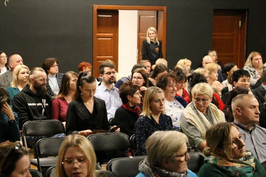Na scenie widzowie zobaczyli aktorów dobrze znanych z telewizji. Na koniec dołączył do nich burmistrz [ZDJĘCIA]
